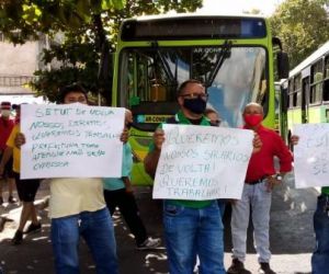 Motoristas e cobradores de ônibus paralisam atividades e ocupam Prefeitura de Teresina