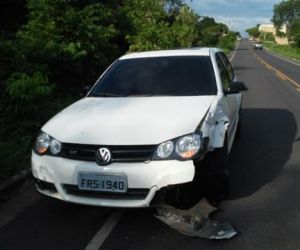 Colisão entre carro e motocicleta deixa piloto com fratura exposta