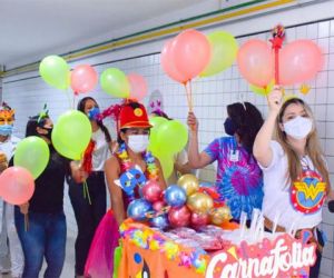 Bloquinho de carnaval anima crianças com câncer em hospital