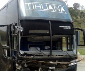 Acidente entre carro e ônibus da Banda Tihuana mata motorista