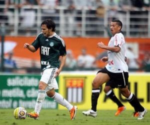 Após um mês da lesão, Valdivia volta ao Palmeiras e vira alento contra Z-4