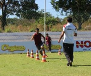 Em manhã "puxada", Flávio indica fim do sistema 3-5-2 na ausência de Índio