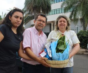 Protesto contra poluição dos rios tem cesta natalina com aguapés