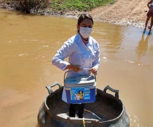 Técnica em enfermagem atravessa rio em cocheira de pneu para levar vacina contra Covid no PI