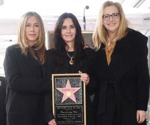 Courteney Cox ganha estrela na Calçada da Fama e é homenageada pelas amigas Jennifer Aniston e Lisa