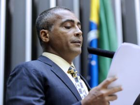 Após recusar teste do bafômetro, Romário bate boca com internautas