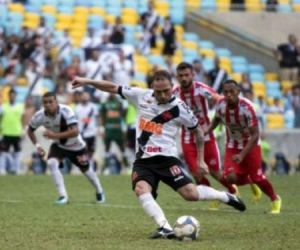 Sem brilho, Vasco vence Bangu e enfrenta Fla na final do Carioca