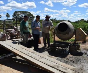 Gilberto Júnior acompanha obra da ponte sobre o Rio Itaueira