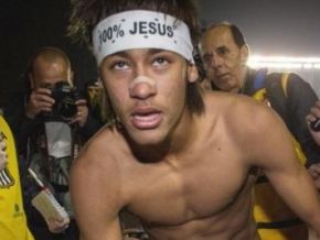 Neymar dribla a imprensa e fica 'pelado' na festa