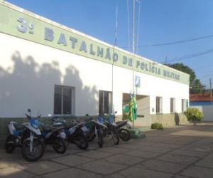 Elementos invadem residência e roubam vários objetos