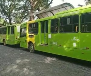 Motoristas e cobradores de ônibus permanecem em greve em Teresina pelo 2º dia e fazem protesto