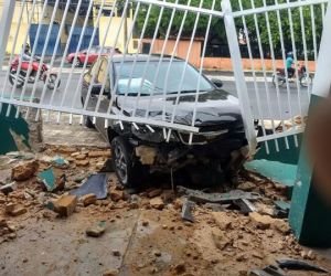 Carro sobe calçada e invade escola na zona Sul de Teresina