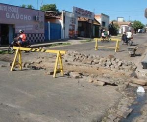 Secretaria de Infraestrutura realiza obra nas ruas de Floriano