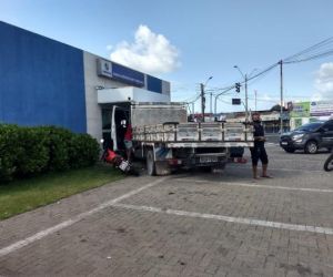Caminhão desgovernado provoca colisão entre seis veículos e quase invade lotérica em Teresina