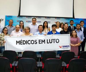 Médicos paralisam atendimentos na rede estadual nesta segunda-feira