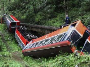 Queda de árvore sobre trem mata 6 em Taiwan