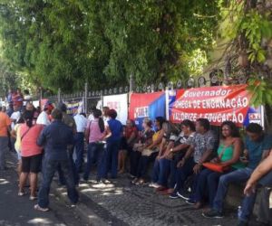 Servidores da educação realizam paralisação por reajuste e melhorias de trabalho