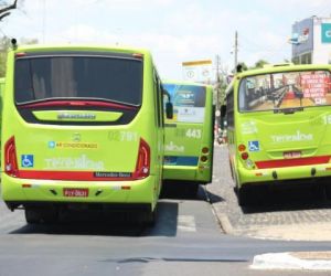 Motoristas de ônibus paralisam frota no centro de Teresina