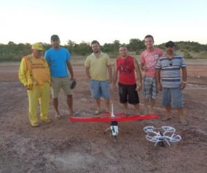 Amigos se divertem com aeromodelismo em Floriano