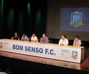 Bom Senso expõe diferenças e cobra: "Deputados: atletas ou cartolas?"