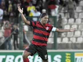 Ronaldinho mantém o brilho, e Flamengo vence o América-MG