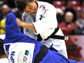 Sarah lesiona mão e espera resultado de exame para seguir treino no Japão