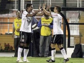 Corinthians vence, assume liderança e embala para o clássico