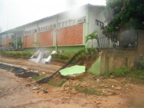 Chuva derruba muro da 10ª Regional de Saúde de Floriano