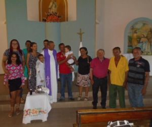 Crianças recebem o batismo na Igreja Matriz de Nossa Senhora das Mercês