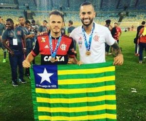 Campeões com Fla, Rômulo e Renê erguem bandeira no Maracanã: "Made in Picos"