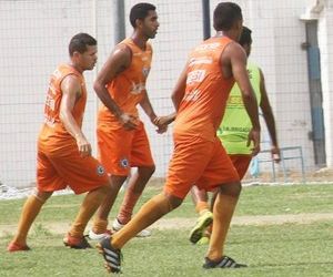 Tonet tem todo elenco à disposição e reforça defesa para estreia no estadual
