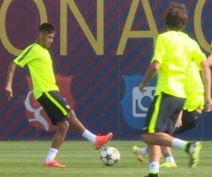 Inspirado em treino, Neymar dá caneta e recebe aplausos do time