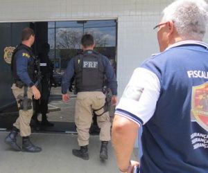 PRF é preso em operação e levado para a Polícia Federal