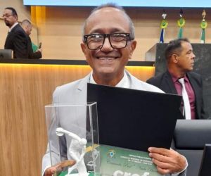 Carlos Vilarinho recebe Comenda Naila Bucar em homenagem ao Dia do Profissional da Educação