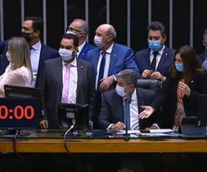 Arthur Lira prevê votação da PEC do voto impresso para terça-feira e agrada oposição