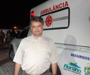 Deputado Gustavo Neiva prestigia inauguração da Praça e entrega de ambulância em Floriano