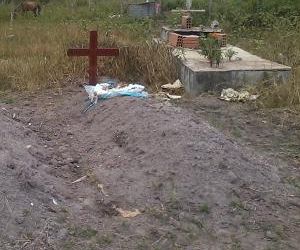 Polícia investiga denúncia de vísceras humanas expostas em cemitério
