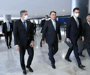 Nos encontramos em 2022, diz Bolsonaro, após gritos de genocida e fascista