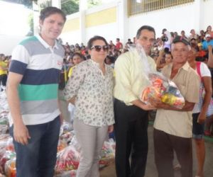 Prefeitura de Floriano distribuiu cestas básicas para famílias carentes do município