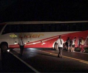 Grupo sequestra motorista de ônibus, fecha BR-343 e explode banco em Angical