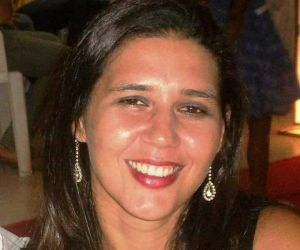Familiares e amigos se despedem de Adaléia Rodrigues