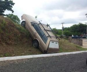 Motorista não aciona freio e carro fica pendurado ao descer barranco