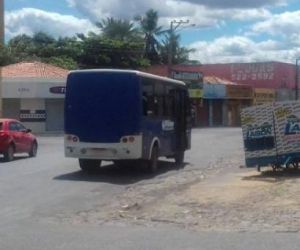 Sem placa, ônibus de transporte coletivo comete show de imprudências em Floriano
