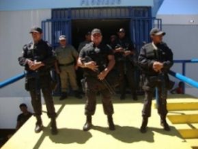 Polícia militar garante a ordem durante o movimento dos sem-tetos