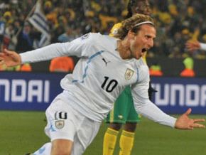 Forlán comanda Uruguai e cala África no feriado