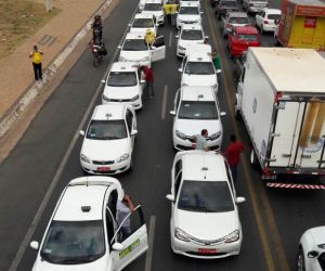 Avenida é bloqueada em protesto contra morte de taxista