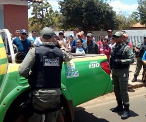 Cliente mantida refém escapa e ajuda na prisão de assaltantes