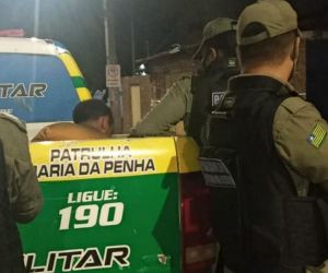 Homem entra em viatura da PM para fugir de linchamento após esfaquear o tio na Zona Norte de Teresin
