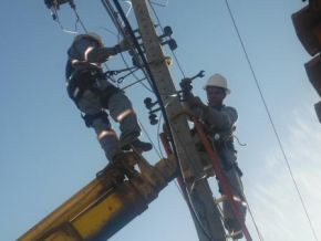 Caminhão bate em poste e provoca falta de energia em vários bairros de Floriano