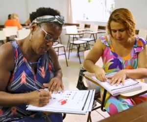 Letra M, de Mãe: na era digital, mães contam como é criar os filhos sem saber ler